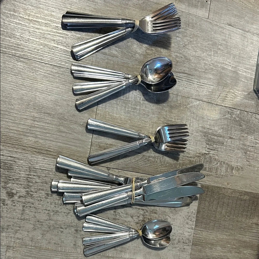 Pfaltzgraff Silver Flatware Set stainless steel - Picture 1 of 8